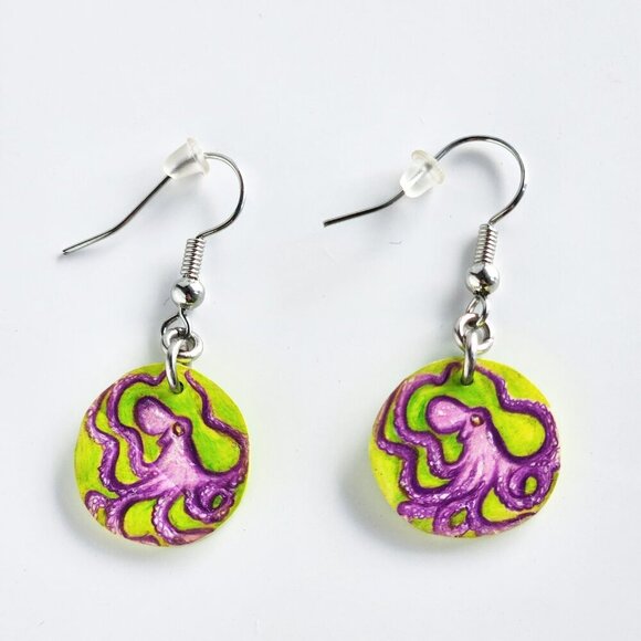 Octopus hand-painted  on green mini silver circle earrings ✦ cute & dainty ✦ - Picture 9 of 9